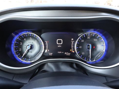 Used 2023 Chrysler Pacifica Touring-L image 30