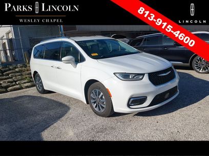 Used 2021 Chrysler Pacifica Touring-L w/ Uconnect Theater Family Group