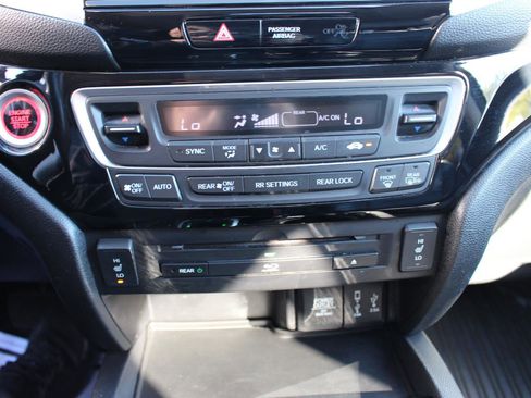 Used 2017 Honda Pilot Touring image 23