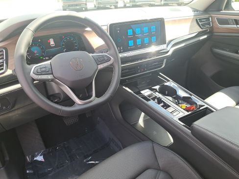 Used 2024 Volkswagen Atlas SE FWD image 16
