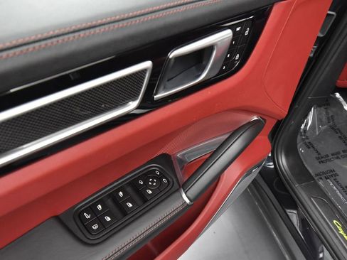 Used 2022 Porsche Cayenne Turbo S w/ Assistance Package image 21