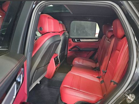 Used 2023 Porsche Cayenne AWD/4WD image 10