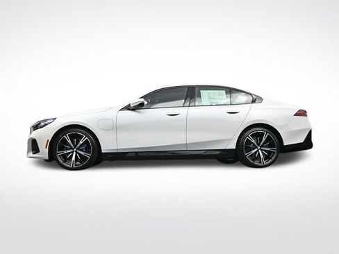 New 2026 BMW 550e xDrive image 35