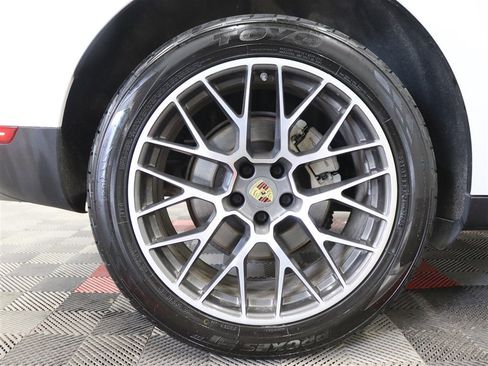 Used 2018 Porsche Macan S image 40