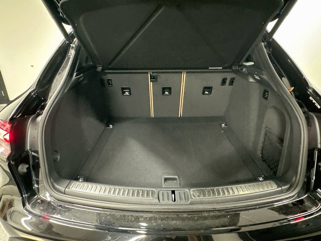 Certified 2025 Porsche Macan AWD/4WD image 27