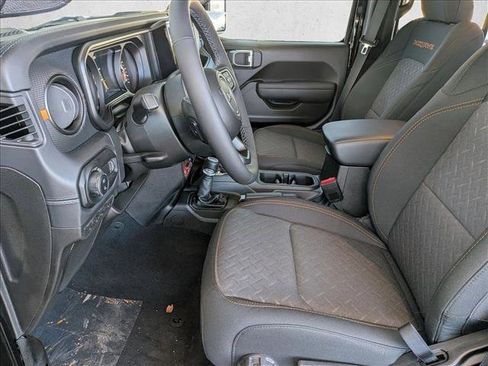 New 2025 Jeep Gladiator Mojave w/ Convenience Group image 4
