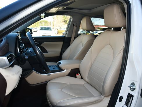 Used 2020 Toyota Highlander XLE image 9