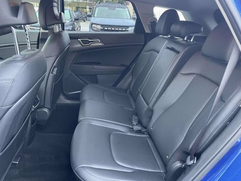 Used 2025 Kia Sportage EX FWD image 3
