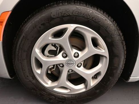 Used 2024 Chrysler Pacifica Limited FWD image 25