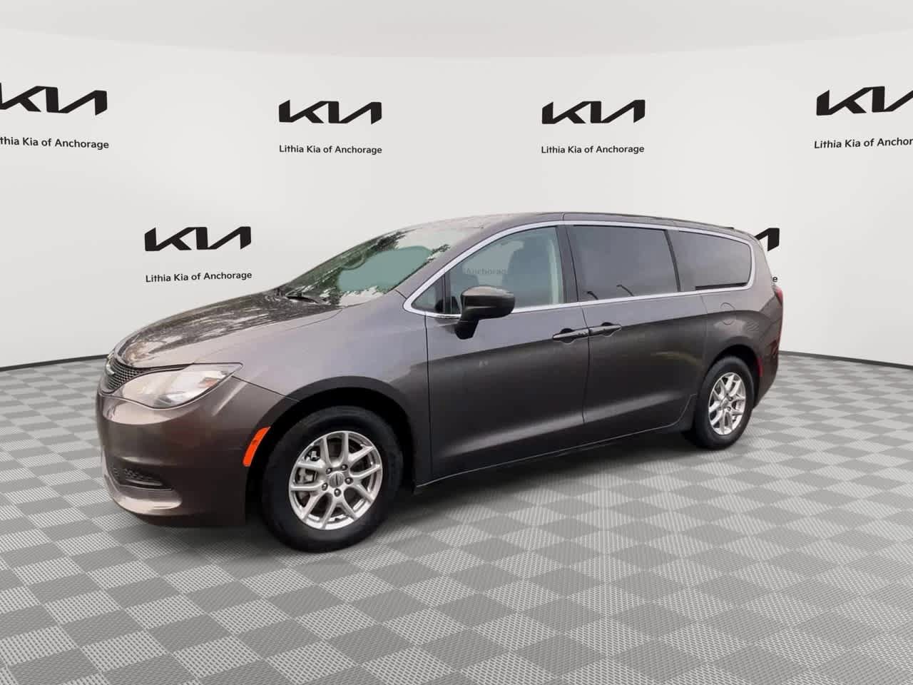 Used 2023 Chrysler Voyager LX FWD image 5