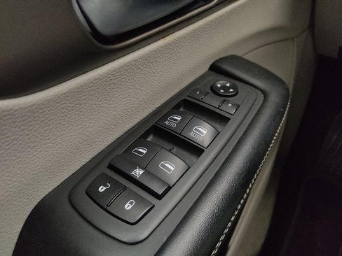 Used 2021 Chrysler Voyager Lxi image 27