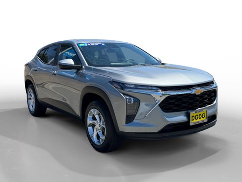 Used 2024 Chevrolet Trax LS w/ LS Convenience Package FWD image 7