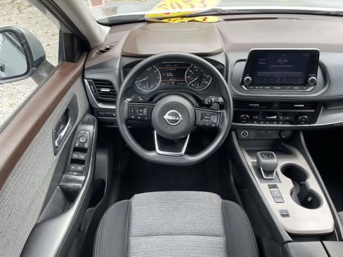 Used 2023 Nissan Rogue SV FWD image 2