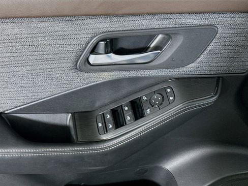 Used 2023 Nissan Rogue SV image 15