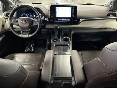 Used 2023 Toyota Sienna Platinum AWD/4WD image 24