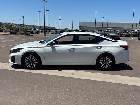 Used 2024 Nissan Altima 2.5 SV FWD image 2