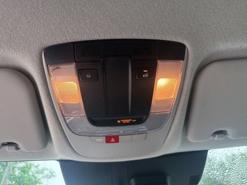 Used 2025 Kia Niro EX FWD image 16
