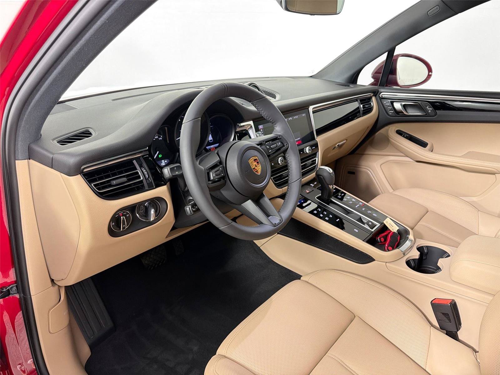 Certified 2026 Porsche Macan AWD/4WD image 4