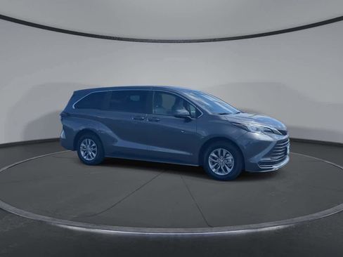 Used 2025 Toyota Sienna LE FWD image 3