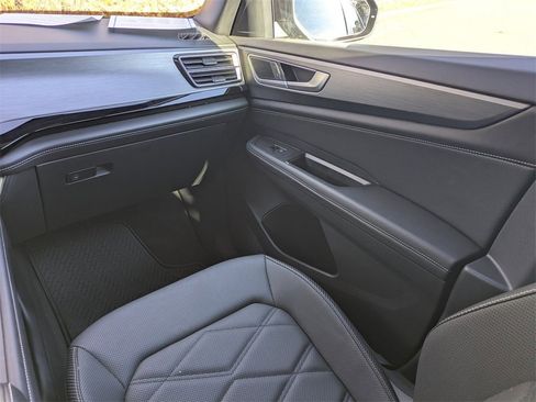 Used 2024 Volkswagen Atlas Cross Sport SE image 17