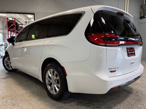 Used 2024 Chrysler Pacifica Touring-L AWD/4WD image 4
