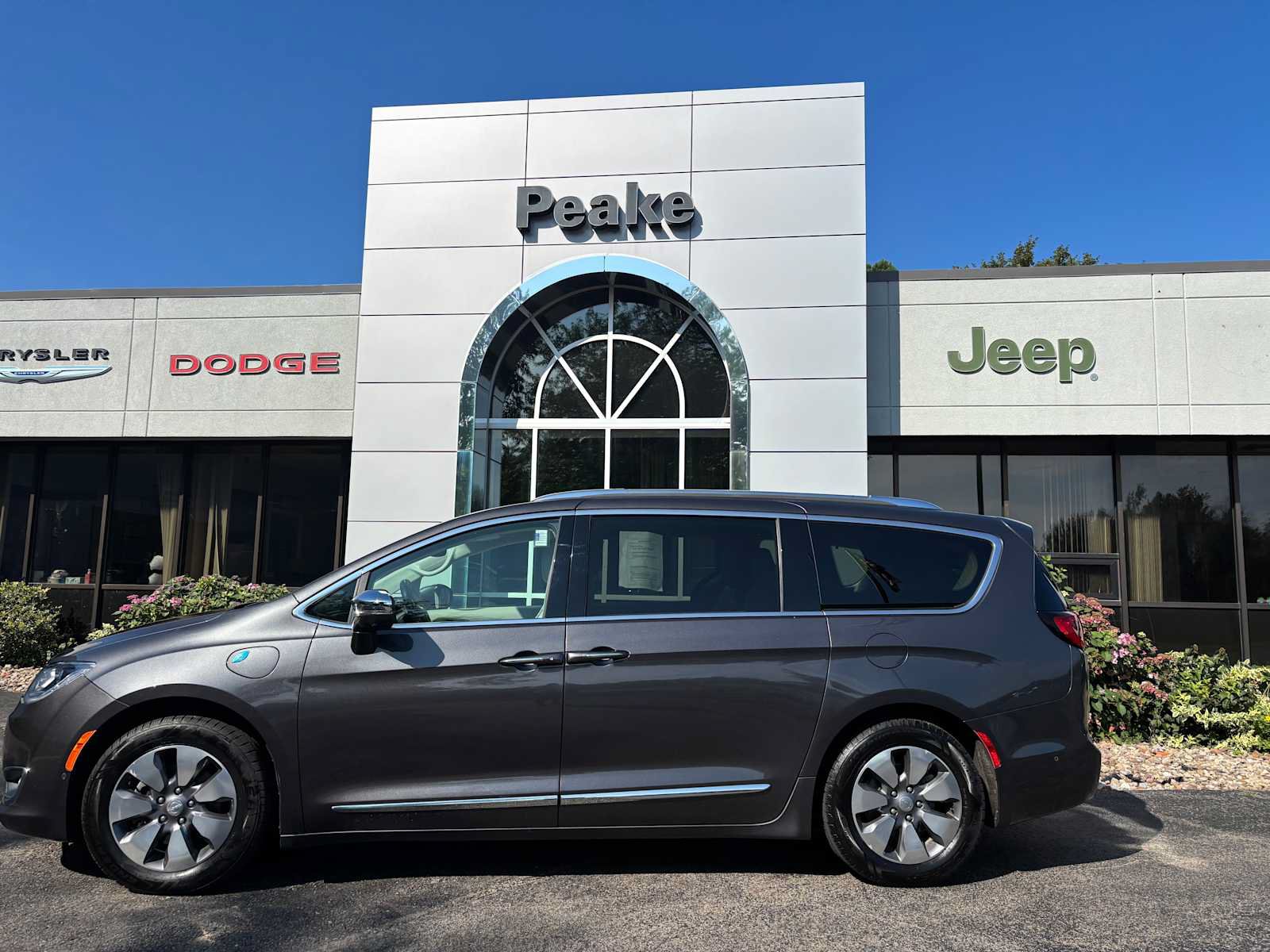Used 2020 Chrysler Pacifica Limited w/ Advanced Safetytec Group FWD image 3