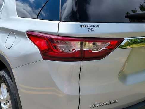 Used 2021 Chevrolet Traverse LS FWD image 4