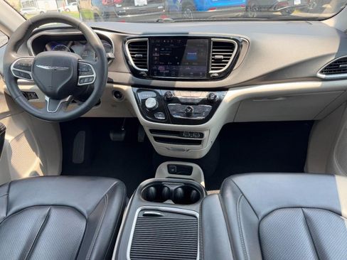Used 2023 Chrysler Pacifica Touring-L FWD image 14