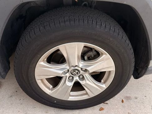 Used 2021 Toyota RAV4 XLE FWD image 10