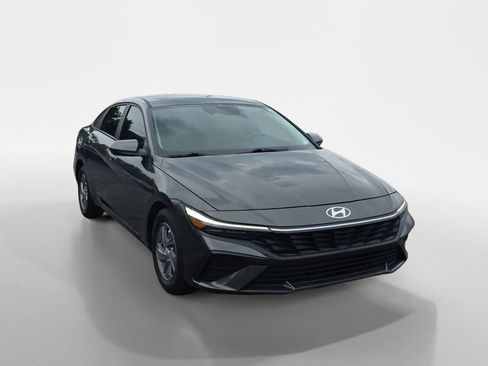 Used 2024 Hyundai Elantra SE FWD image 2