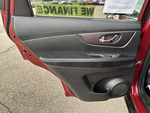 Used 2016 Nissan Rogue SV AWD/4WD image 13