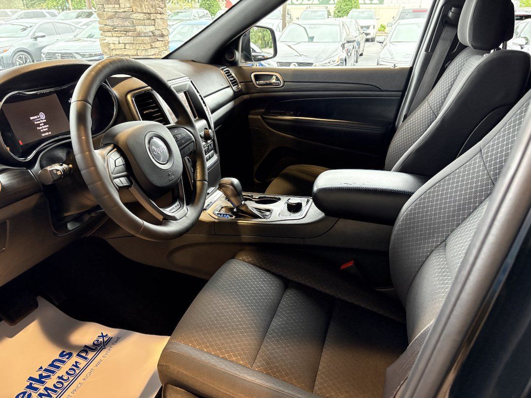 Used 2020 Jeep Grand Cherokee Laredo AWD/4WD image 2