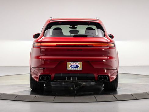 Used 2025 Porsche Cayenne GTS AWD/4WD image 4