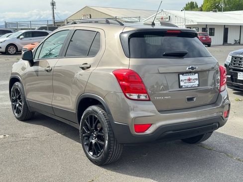 Used 2021 Chevrolet Trax LT w/ Premium Seat Package AWD/4WD image 3