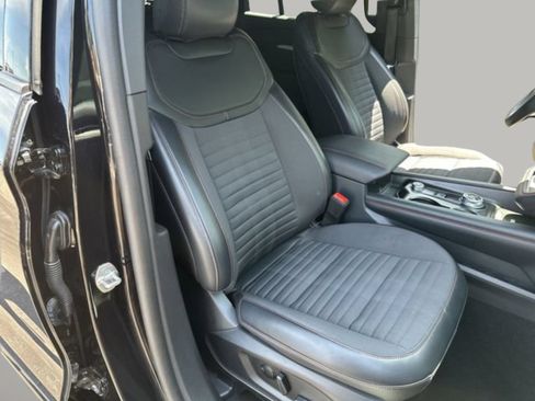 Used 2025 Ford Explorer ST-Line w/ ST-Line Street Pack AWD/4WD image 24