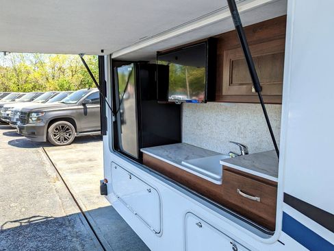 Used 2019 Chevrolet Express 4500 w/ RV Package image 10