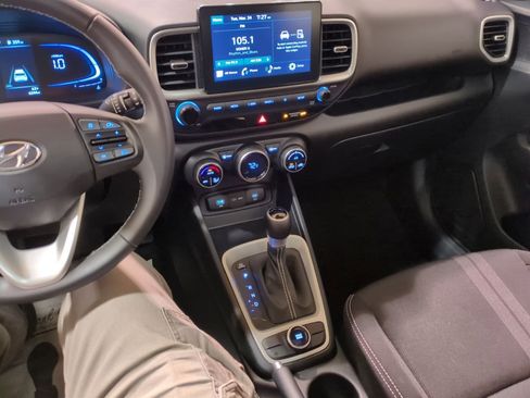 Used 2025 Hyundai Venue SEL image 21