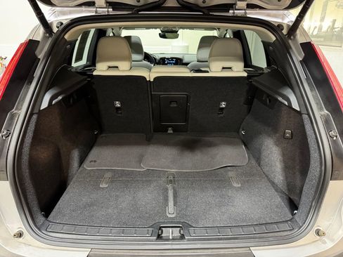 Used 2023 Volvo XC40 B5 Plus image 31