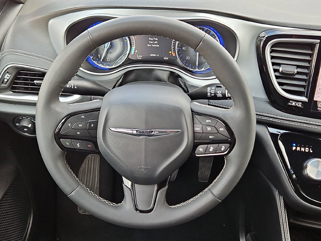 Used 2025 Chrysler Pacifica Limited FWD image 22