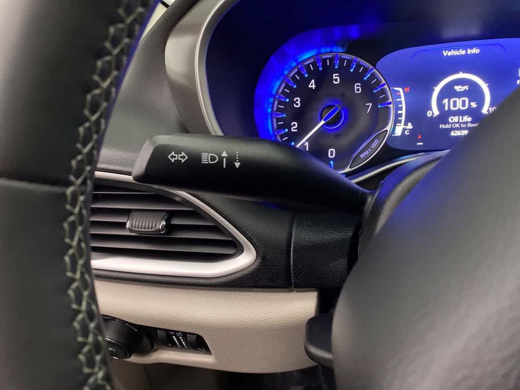 Used 2024 Chrysler Pacifica Touring-L FWD image 22