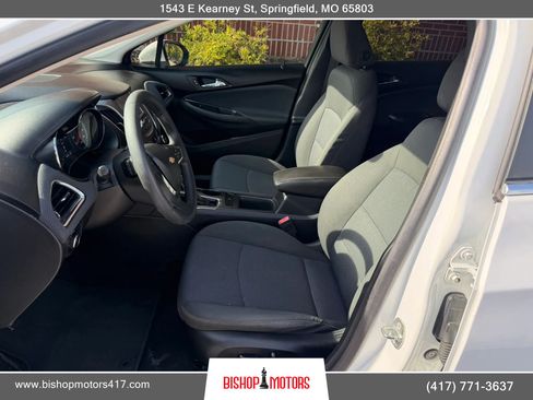 Used 2018 Chevrolet Cruze LT w/ Convenience Package FWD image 9