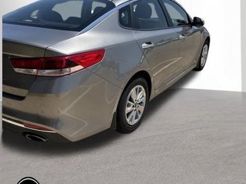 Used 2018 Kia Optima LX FWD image 4
