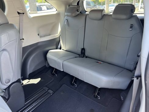 Used 2024 Toyota Sienna XLE FWD image 33