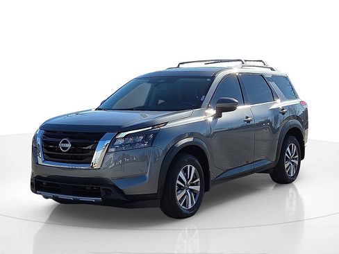 Used 2025 Nissan Pathfinder SL image 2