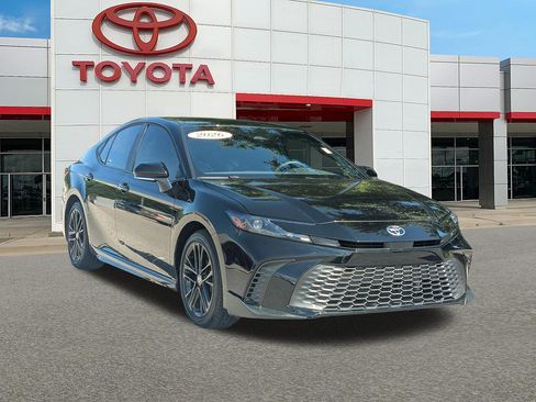 Used 2026 Toyota Camry SE w/ Convenience Package FWD image 1
