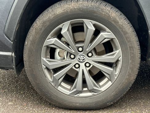 Used 2022 Toyota RAV4 XLE Premium image 9