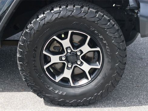 Used 2018 Jeep Wrangler Unlimited Rubicon w/ Cold Weather Group image 32