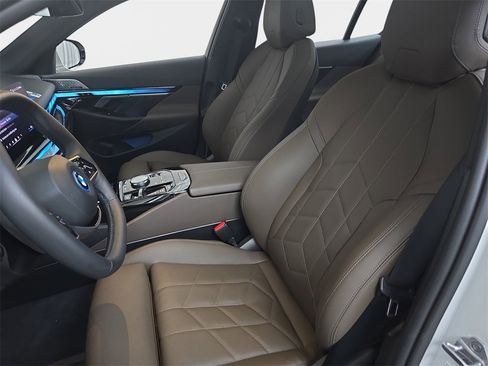Used 2025 BMW i5 xDrive40 w/ Premium Package image 18