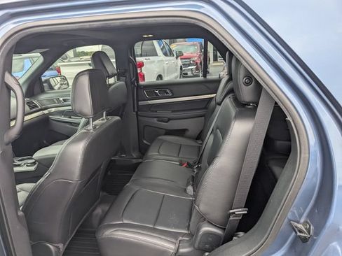 Used 2018 Ford Explorer XLT w/ Equipment Group 202A AWD/4WD image 10