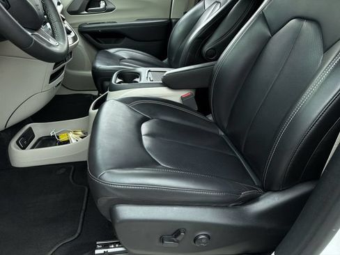 Used 2023 Chrysler Pacifica Touring-L FWD image 20